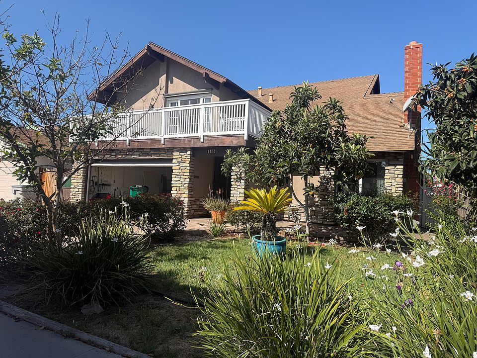 Beautiful 2 story 5 bedroom home with easy access to 15 fwy , Miramar Air Force base, walking distance to shopping & restaurants. Friendly, safe neighborhood.