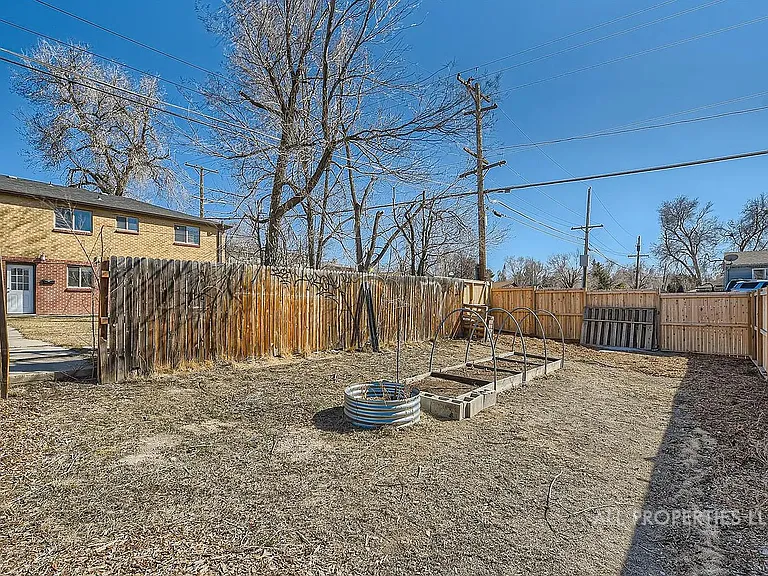 1005 N Newton St — Photo 26