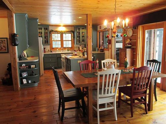 3rd image of 1725 Seven Oaks Ln