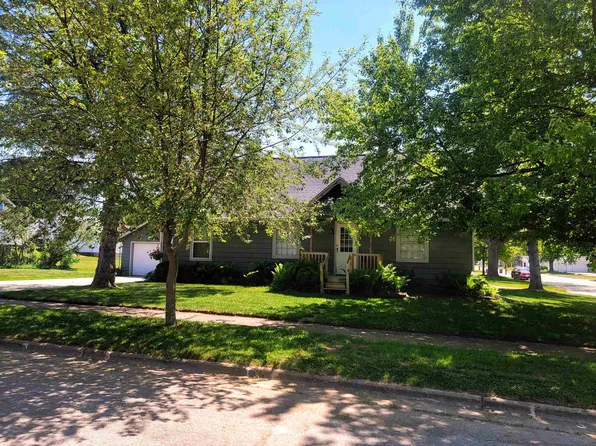 512 W Law St, New London, WI 54961