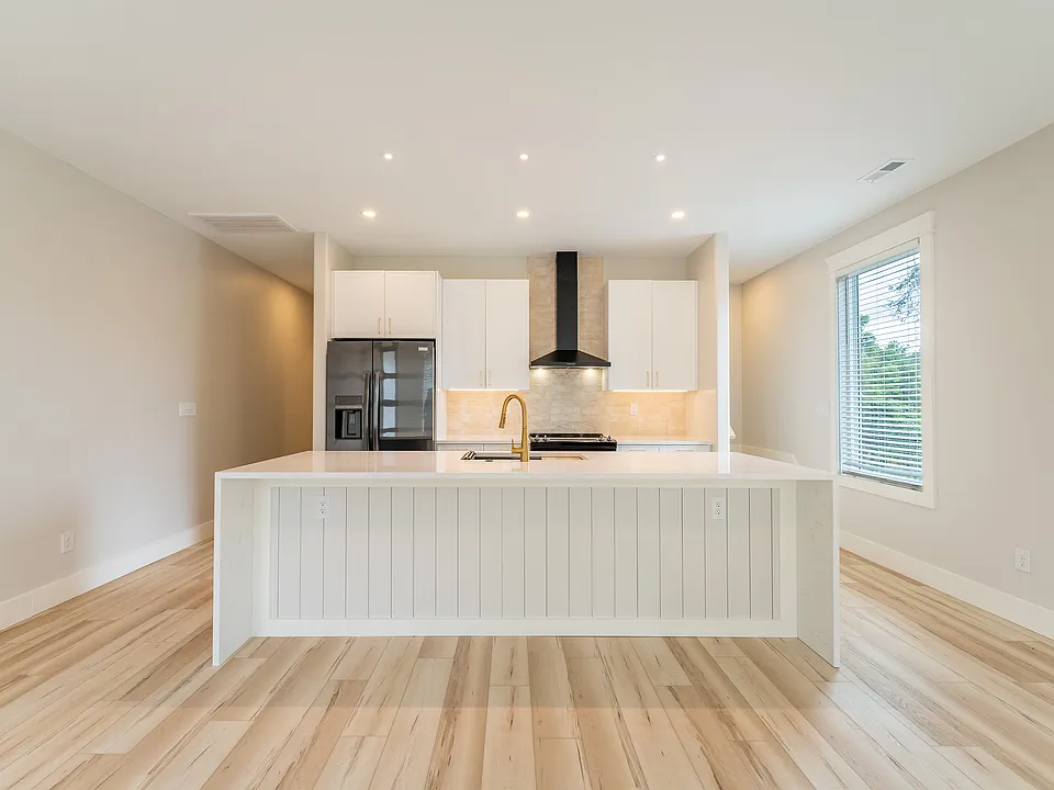 101 Henry Ave #2