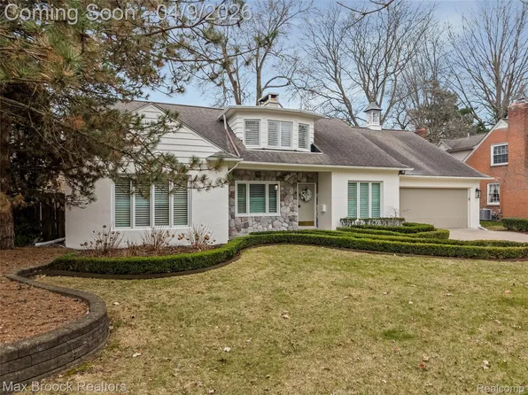 73 Hawthorne Rd, Grosse Pointe Shores, MI 48236