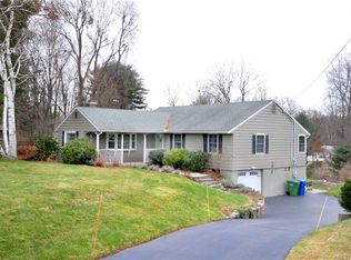 10 Deepwood Rd, Simsbury, CT 06070