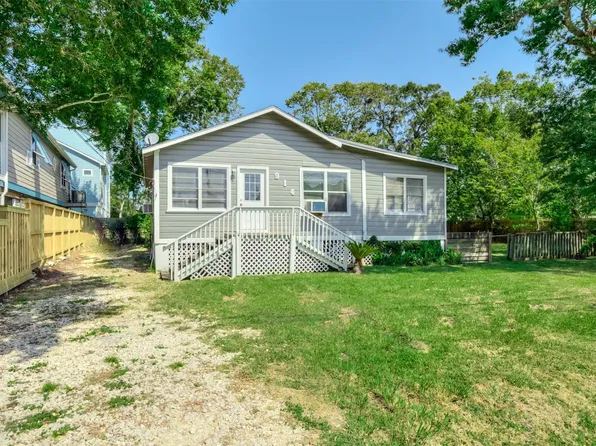 914 Hawthorne Rd, Clear Lake Shores, TX 77565