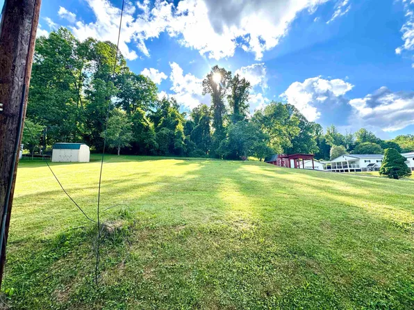 446 Deegan Lake Dr, Bridgeport, WV 26330