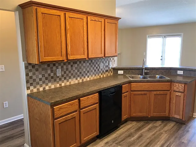 4 bed, 2.0 bath, 1600 sqft, $2,090 — Photo 3