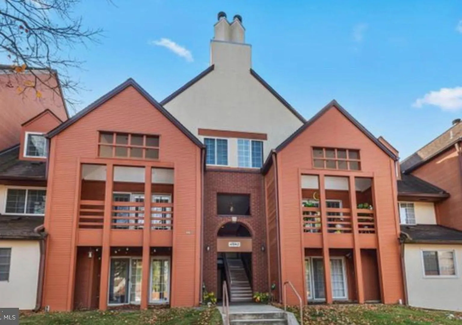 Spacious Columbia Condo with Den, Private Balcony & Golf Course Views — Photo 1