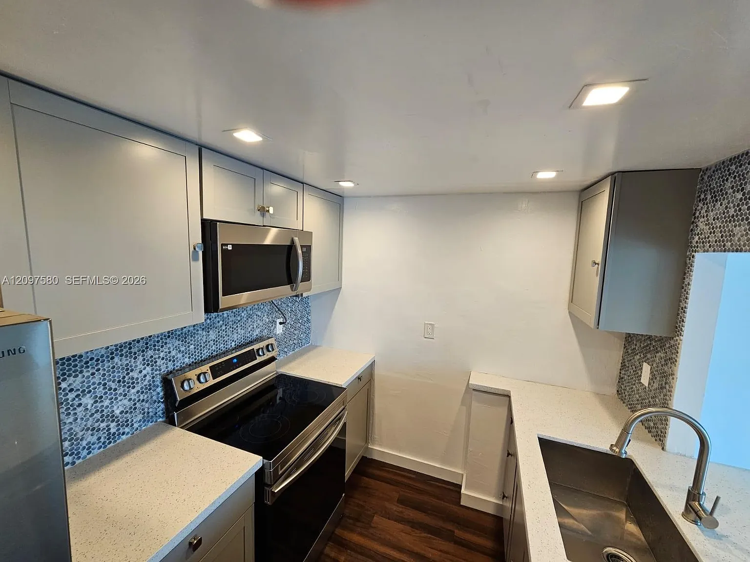 Yolanda Villas Condo — Photo 4
