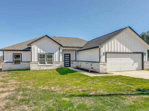 16712 Tapatio St, Atascosa, TX 78002
