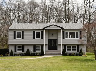 18 Marland Ln, Tinton Falls, NJ
