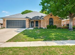 816 Willow Ct, Saginaw, TX 76179