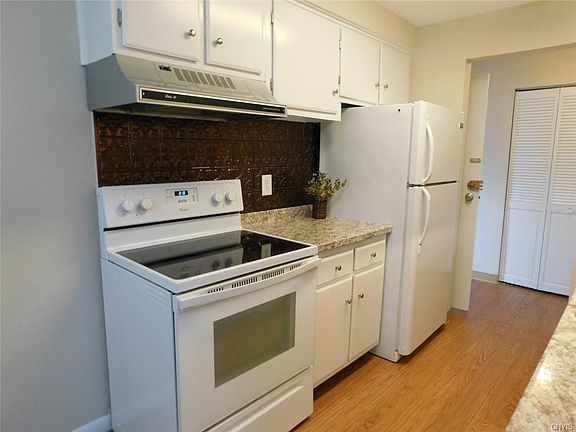 3rd image of 563 Village Blvd N