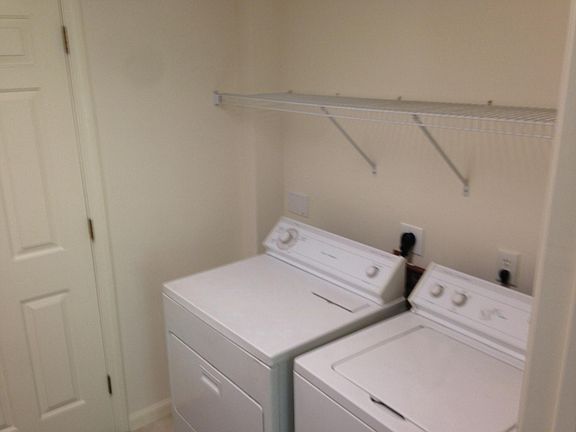 walkin closet w/washer-dryer hookups (elec)