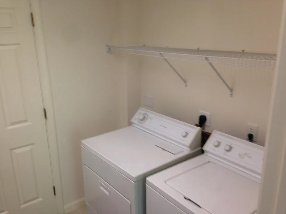 walkin closet w/washer-dryer hookups (elec)