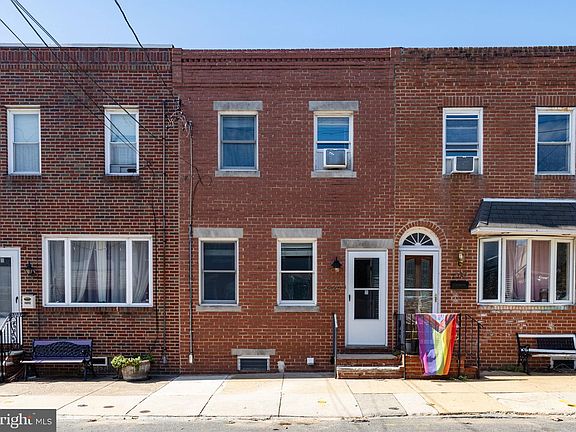 2nd image of 2324 E Hagert St