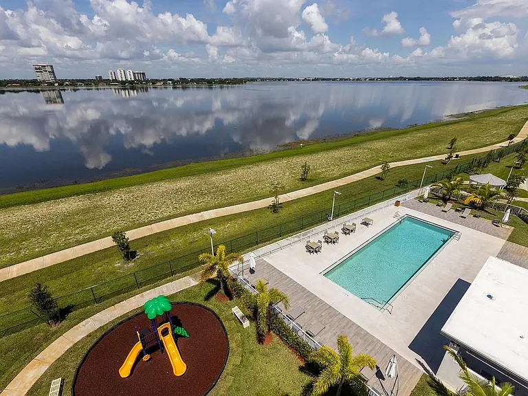 Veridian Shores Apartments Pool