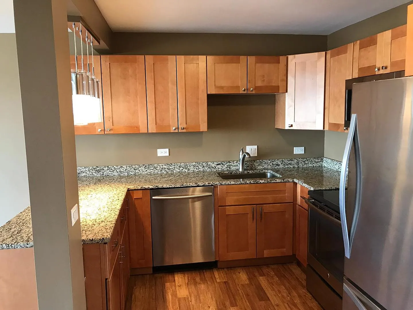 1 bed, 850 sqft, $1,900 — Photo 3