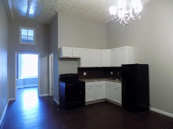121 West Broadway Offices & Apartments, 121 W Broadway Ave APT 15, Fairfield, IA 52556