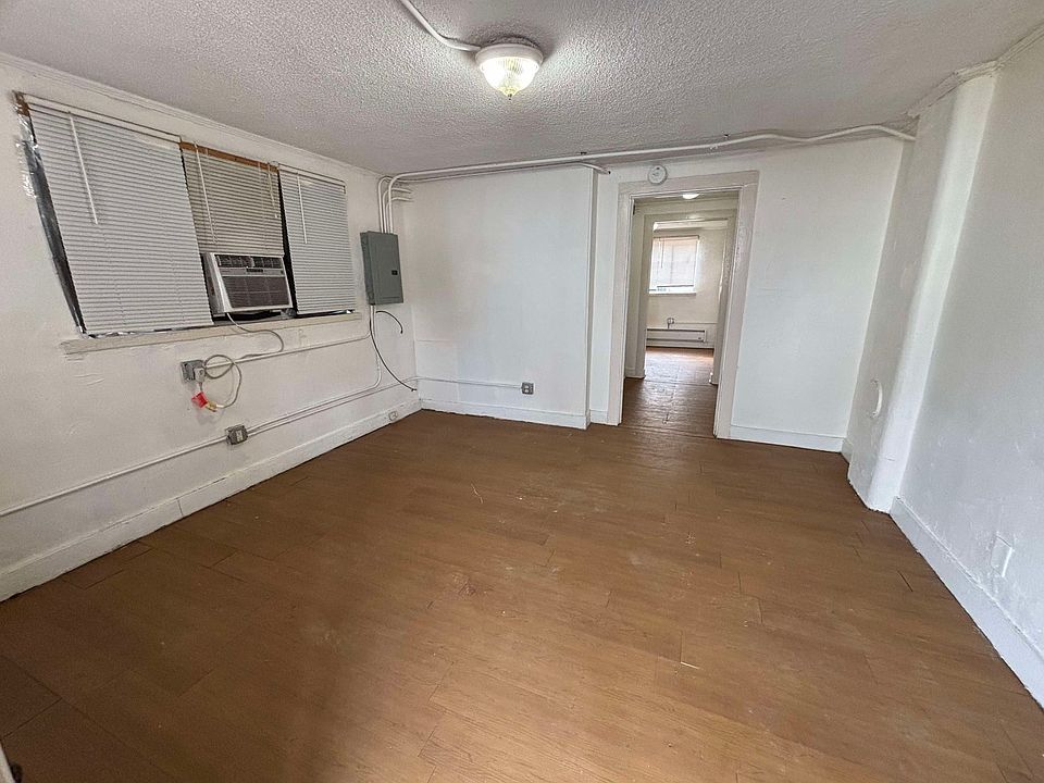 Entry, main living area - 12'6" x 12'