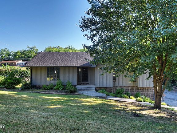 2nd image of 3916 Cambridge Cir