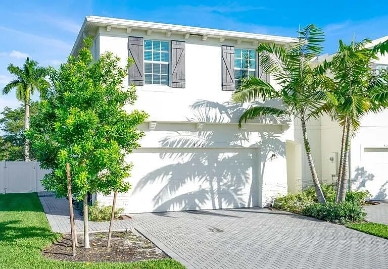 4246 Lagoon Shore Dr — Photo 1