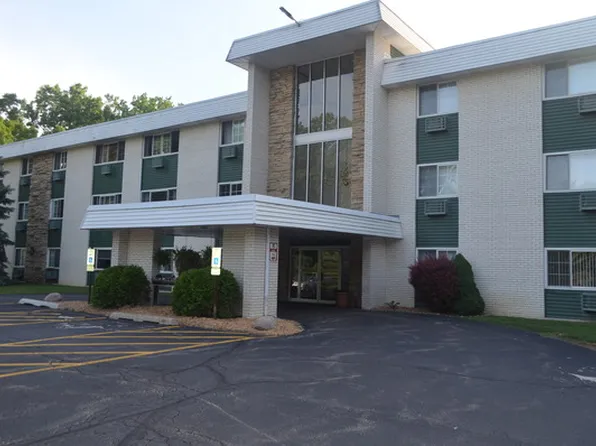 375 W Winchester Rd APT 106, Libertyville, IL 60048