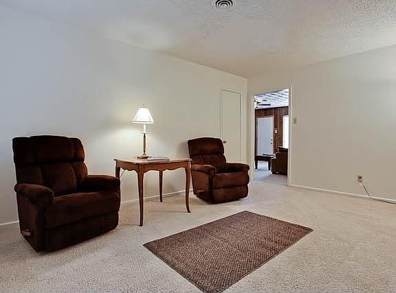 4th image of 322 N Cottonwood Dr