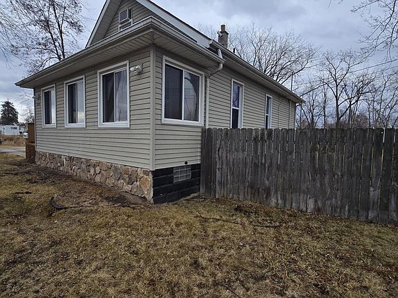 3rd image of 2127 River Dr