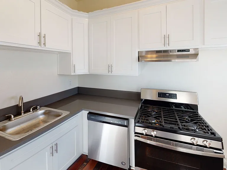 Leeward Apartments — Photo 2
