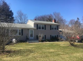10 Breezy Ct, Hamden, CT 06518