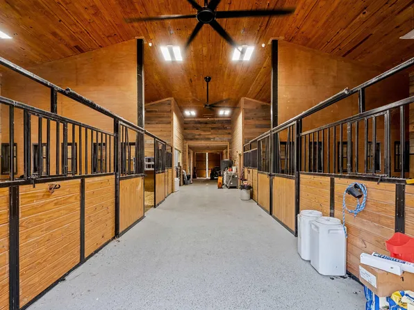 280 Meadow Lake Cir, Calera, AL 35040