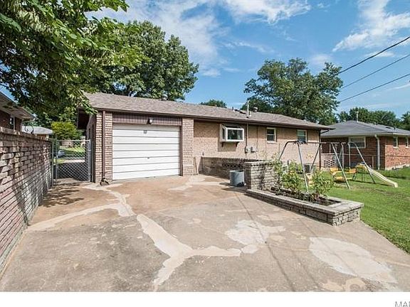 2nd image of 820 Herbst Dr