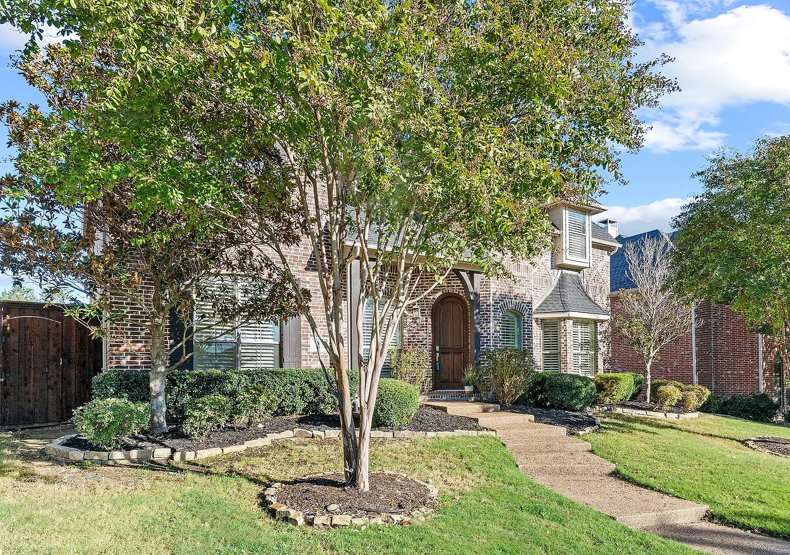 Gorgeous 5 Bedroom Home! — Photo 2