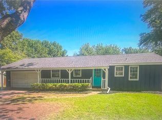 609 NW Lakeview Rd, Blue Springs, MO 64014