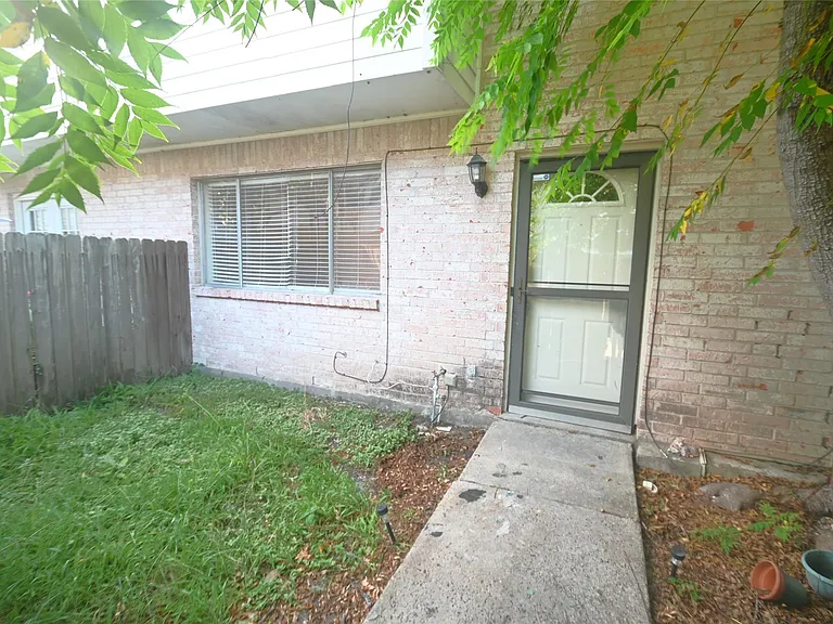 8314 La Roche Ln — Photo 2