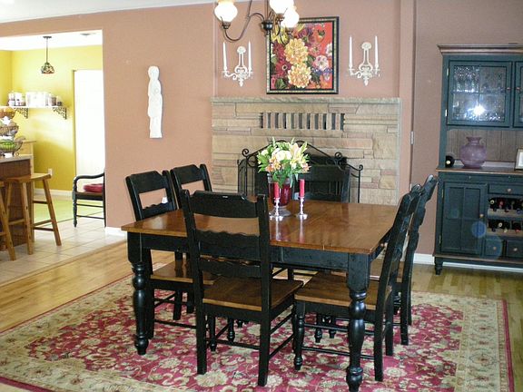 Dining room w/fireplace