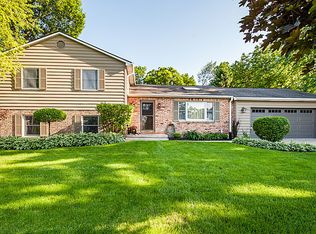 16W227 93rd Pl, Burr Ridge, IL 60527