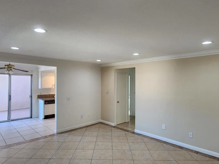Living room kitchenette 16581-4