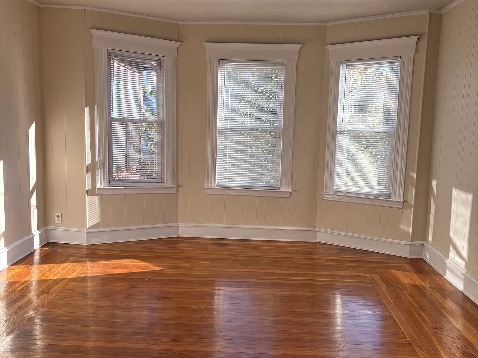 3 bed, 1200 sqft, $2,100 — Photo 2