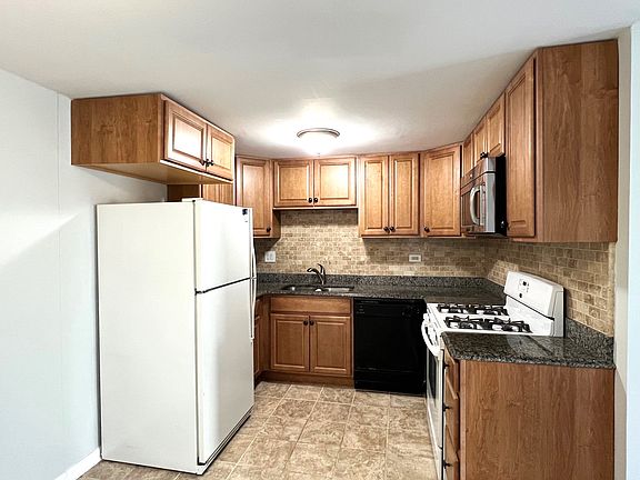 3rd image of 102 Tonset Ct