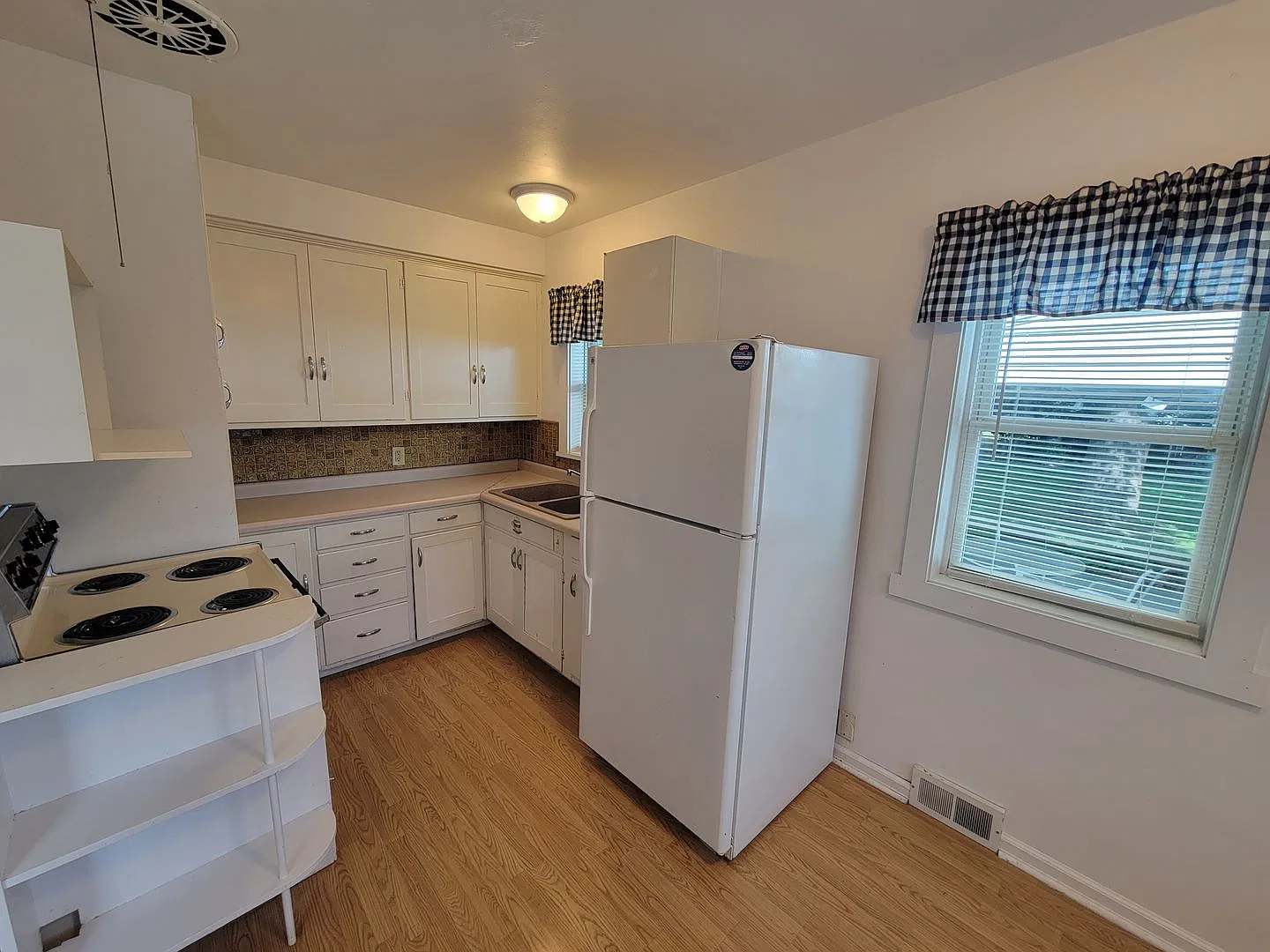 4 Bed 1.5 Bath Home For Rent Near Campus Leasing June 2027-2028 — Photo 2