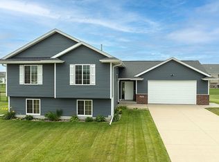4569 Meadow Creek Dr, Palo, IA 52324