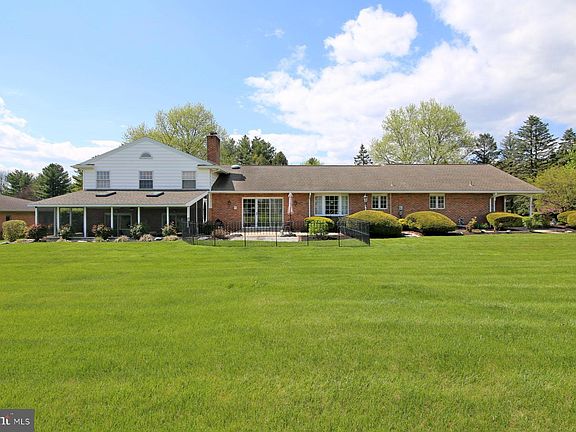 5th image of 836 Tudor Ln