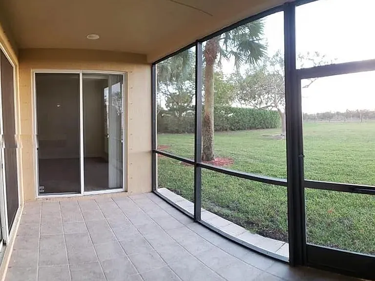 8351 NW 128th Ln — Photo 2