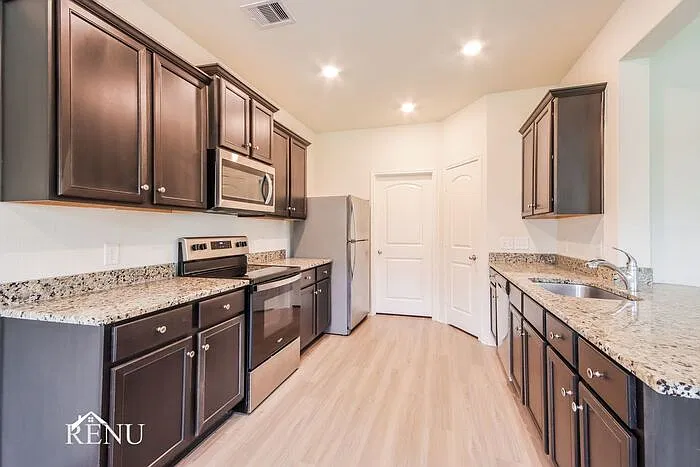 4 bed, 2.5 bath, 2171 sqft, $1,940 — Photo 4