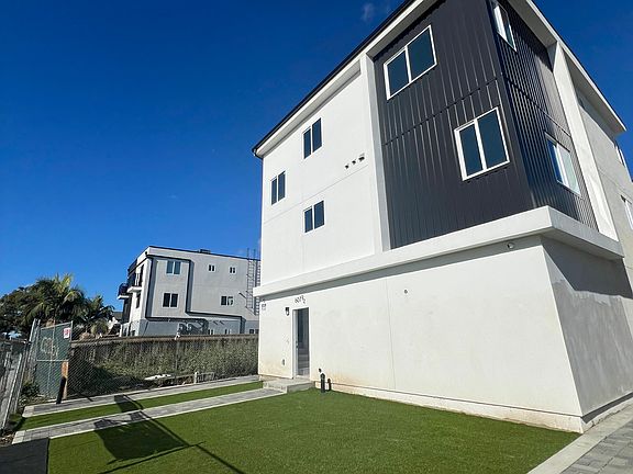 2nd image of 607 W 41st Pl #607