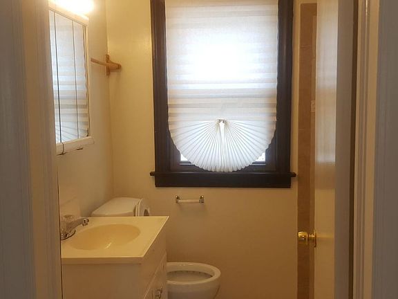 3rd image of 40 E 125th Pl #House