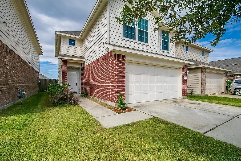 4 bed, 2.5 bath, 1611 sqft, $2,200 — Photo 2