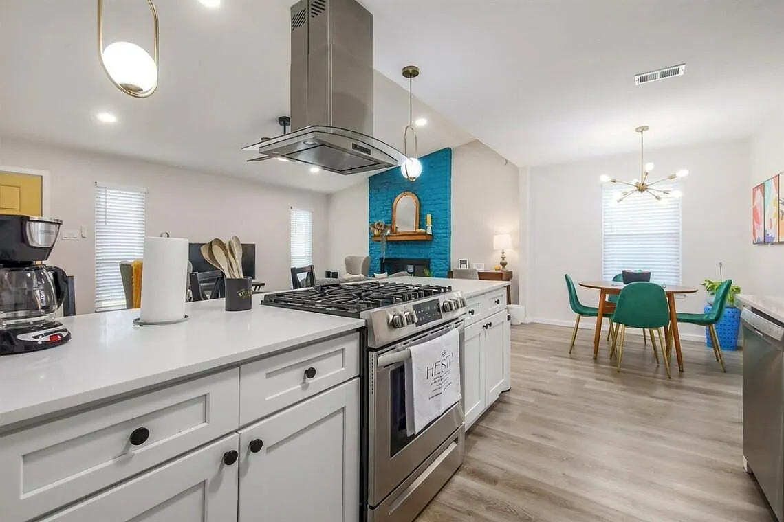 2 bed, 916 sqft, $3,400 — Photo 3