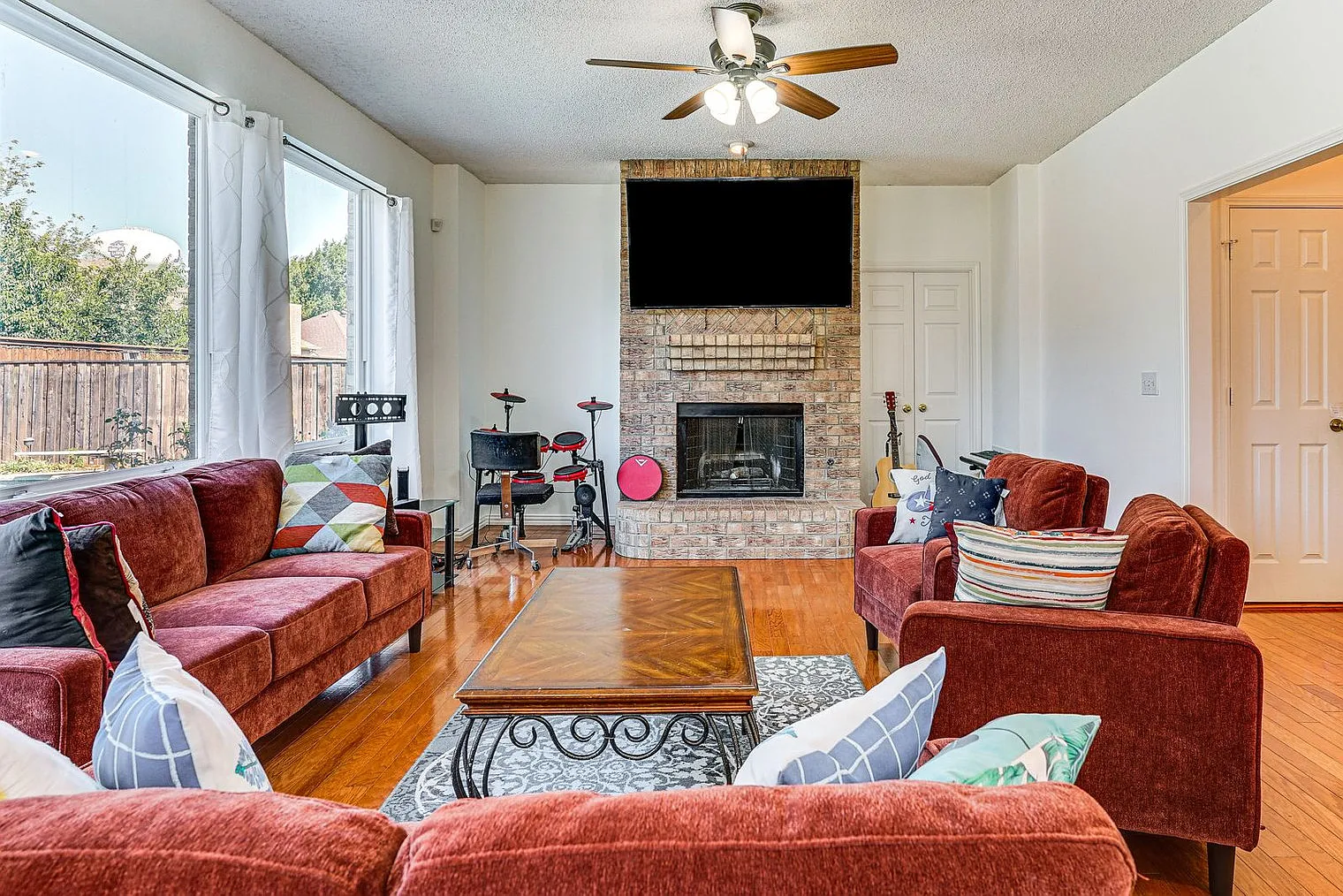 6 bed, 2.0 bath, 2970 sqft, $10,461 — Photo 1